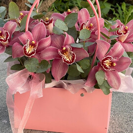 Kompozitciya s orhideyami