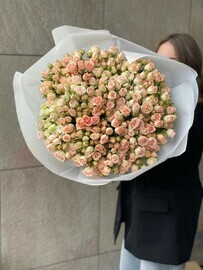 Monobuket iz kustovih roz