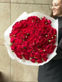 buket iz 25krasnih roz pionovidnih