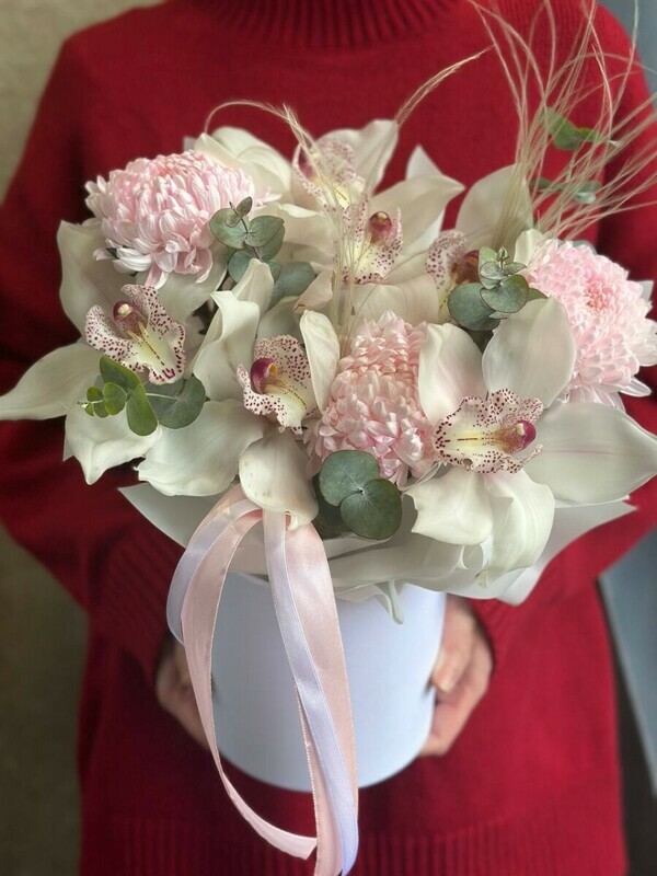 yarkaya kompozitciya s orhideyami, standart