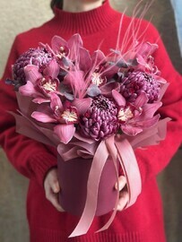 yarkaya kompozitciya s orhideyami