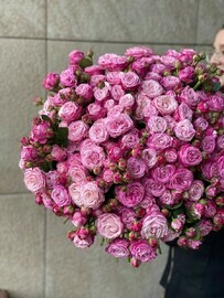 моно букет из 35 кустовых роз