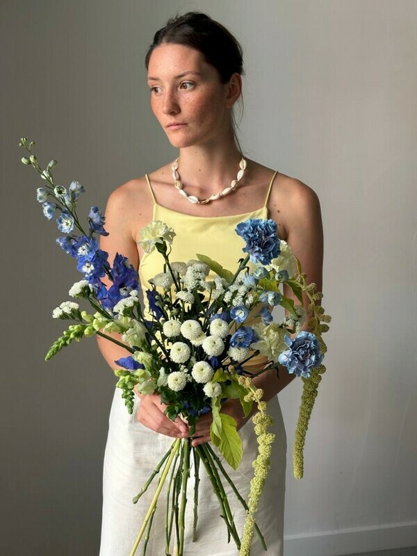 Авторский букет «Летний лес» в природном стиле №87 -  дельфиниум, свисающего амарант, гвоздики,, стандартный