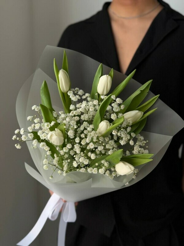 Vozdushnij buket iz belih tyul_panov i beloj gipsofili №90, reduced