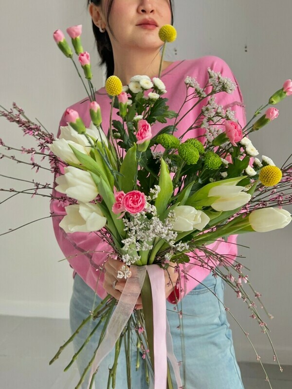 Букет "SPRING IS COMING" - тюльпаны, гениста, гвоздика, хризантема и лимониум, стандартный