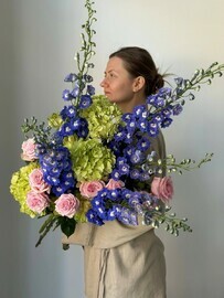 Premium buket «Nezhnost_ morskih vod»—del_finium, pionovidnaya roza, gortenziya i roza Veggi #75