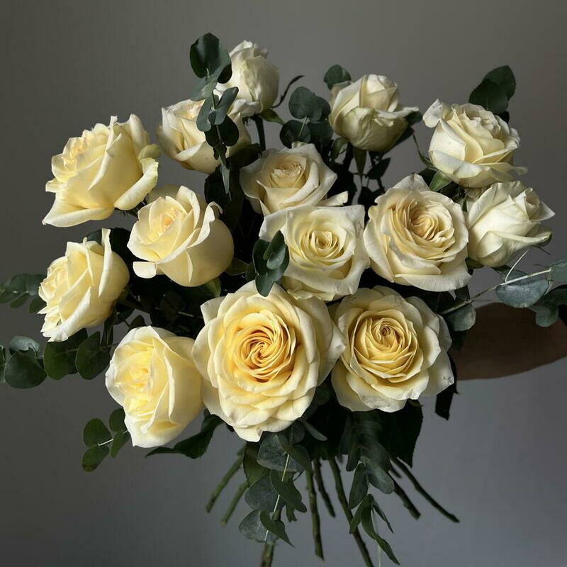 Моно букет белых ароматных роз candelight с эвкалиптом, премиум