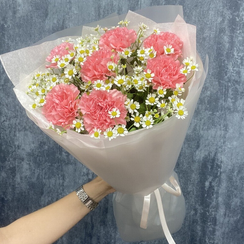 Моно букет с диантусом и ромашками , стандартный