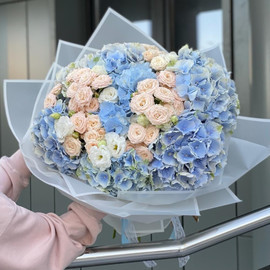 Bouquet Diamond of hydrangeas, spray roses and eustoma