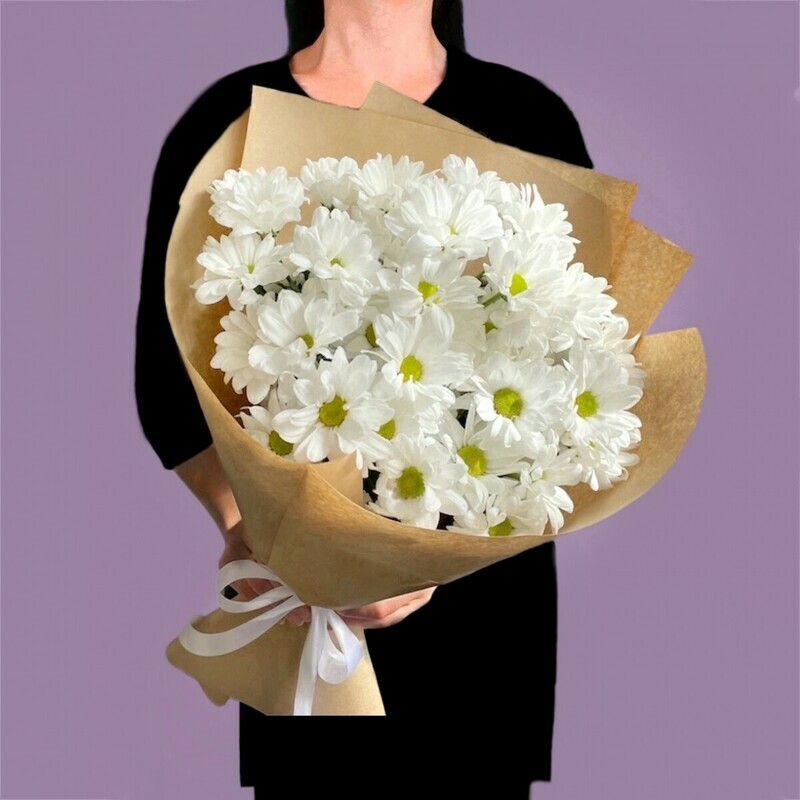 Buket iz hrizantem v kraftovoj upakovke, buket iz hrizantem v kraftovoj upakovke