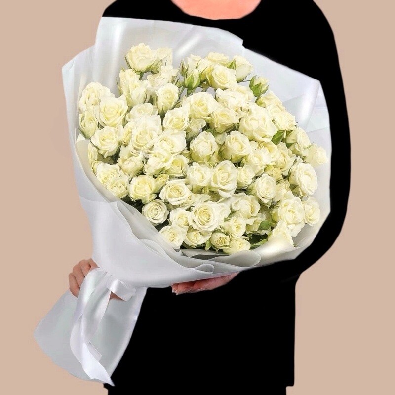 Букет из белых кустовых роз в упаковке, букет из белых кустовых роз в упаковке