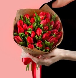 Buket 25 krasnih tyul_panov v kraft upakovke PRINIMAEM PREDZAKAZI NA 8 MARTA