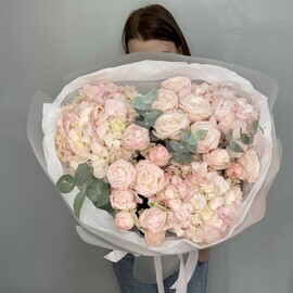 Duo buket iz gortenzii i kustovoj rozi