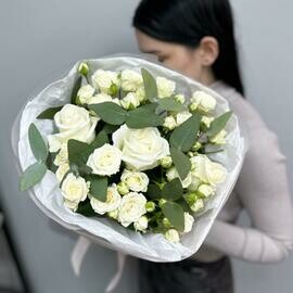 Ocharovanie - belosnezhnie rozi v bukete