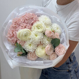 Buket iz ranunkulyusov, gortenzii i kustovih roz