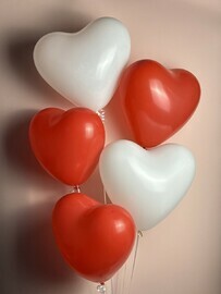 Набор из 5 красных и белых латексных сердец 