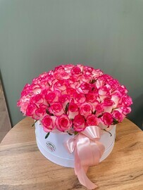 Korobka iz 101 rozovoj rozi