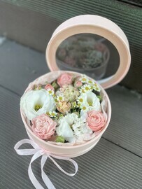 Цветы в коробке с пионом
