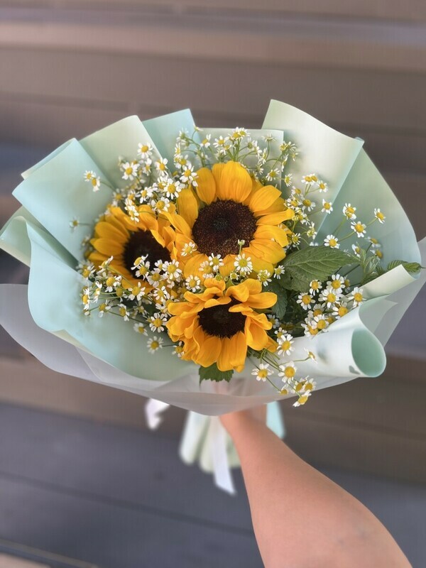 Букет с подсолнухами и ромашками , стандартный