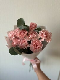 Buket s diantusami i evkaliptom