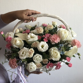 Цветочная корзина с каллами,эустомой