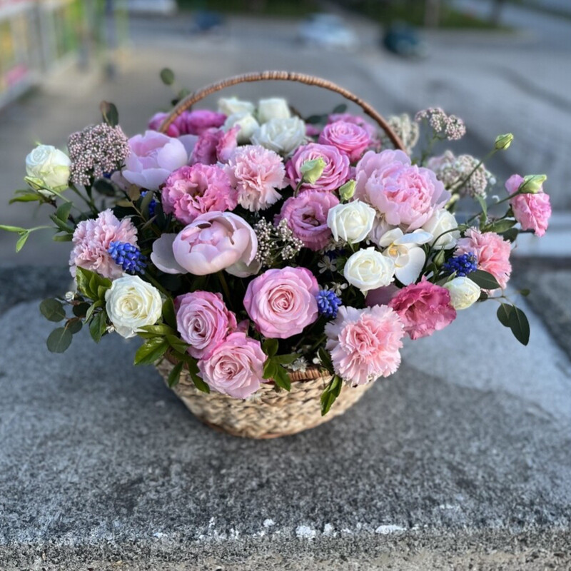 Korzina s pionami, premium