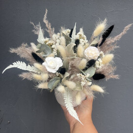 Композиция с сухоцветами и стабилизированной розой 