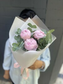Букет с пионами и эвкалиптом 