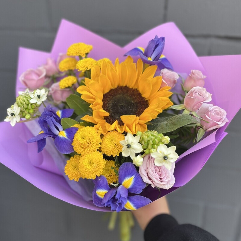 Букет с ирисами и подсолнухом , стандартный