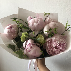 Buket s pionami i eustomoj