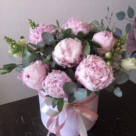 TCveti v korobke s pionami