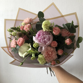 Букет с розовым пионом