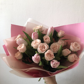 Букет с тюльпанами и кустовой розой 