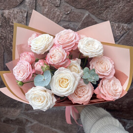 Buket s pionovidnoj kustovoj rozoj i evkaliptom