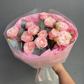 Buket s pionovidnimi rozami i evkaliptom