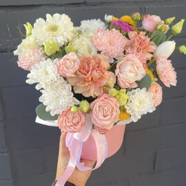 Композиция с пионовидной кустовой розой 