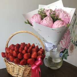 Цветочный набор: букет с пионами и корзина клубники 