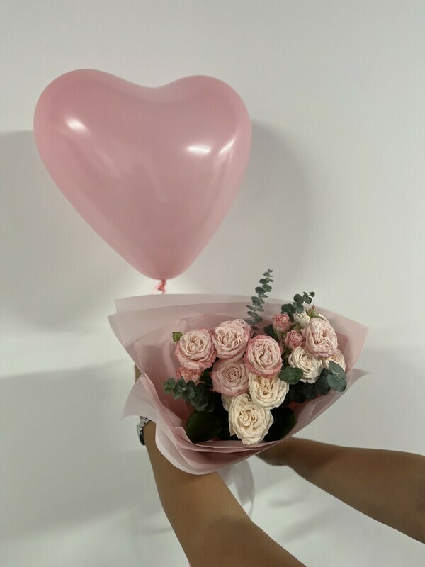 Bouquet with bush roses and a Heart ball , reduced