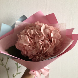 Букет с розовой гортензией