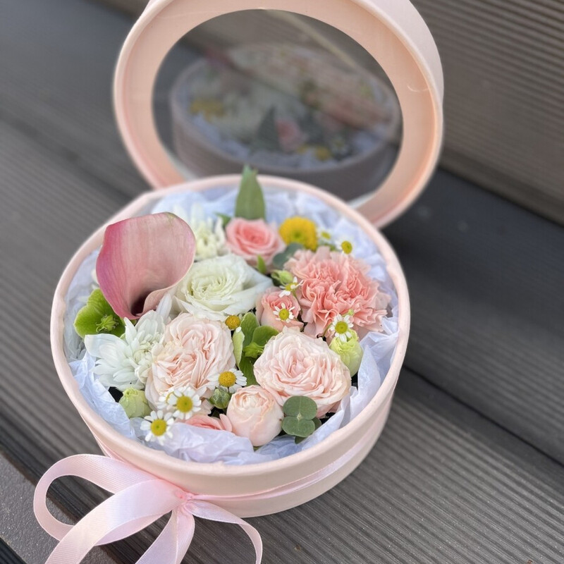 Flower arrangement with calla lilies, standart