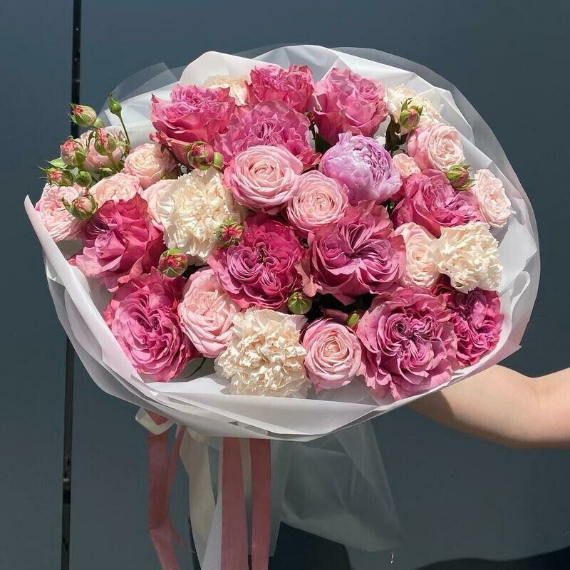 Сборный букет с пионовидными розами и стойкими диантусами, премиум