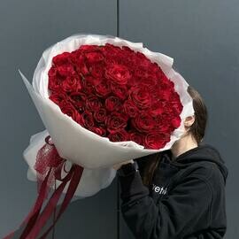 Шикарный монобукет из 59 красной кенийской розы