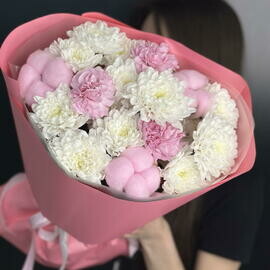 Авторский букет с нежными диантусами, розовым хлопком и хризантемой