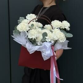 Композиция из стойких белых диантусов с эвкалиптом