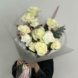 Avtorskij buket s pishnimi belimi rozami