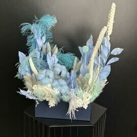 Kompozitciya iz suhotcvetov v golubih ottenkah