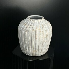 Текстурированная белая керамическая ваза