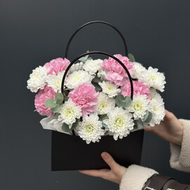 Эффектная композиция из нежно-розовых диантусов с хризантемой