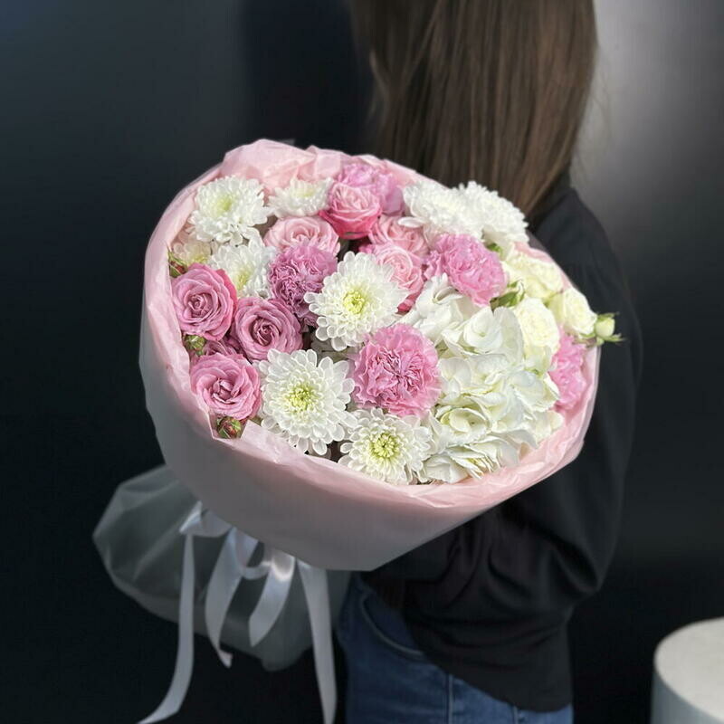 Нежный букет из кустовых роз, хризантемы и гортензии, стандартный