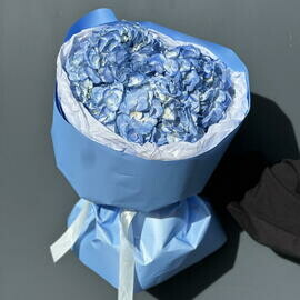 Букет из голубых гортензий